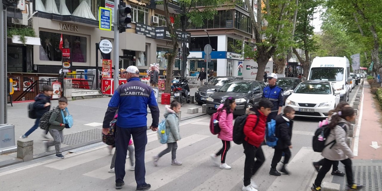 Okul önlerinde trafik denetimi