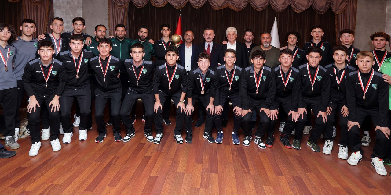 Başkan Büyükakın, şampiyonları tebrik etti