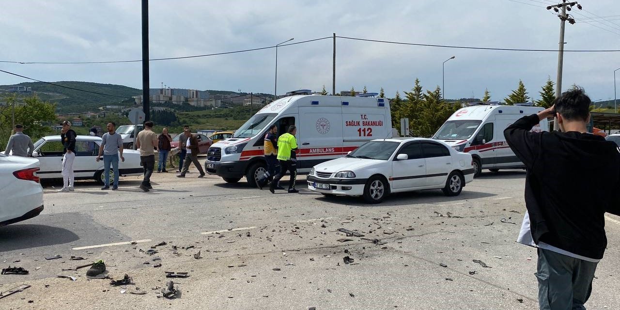 3 araç çarpıştı, 3 kişi yola savruldu: İlk müdahaleyi tesadüfen yoldan geçen ambulanstaki ekip yaptı