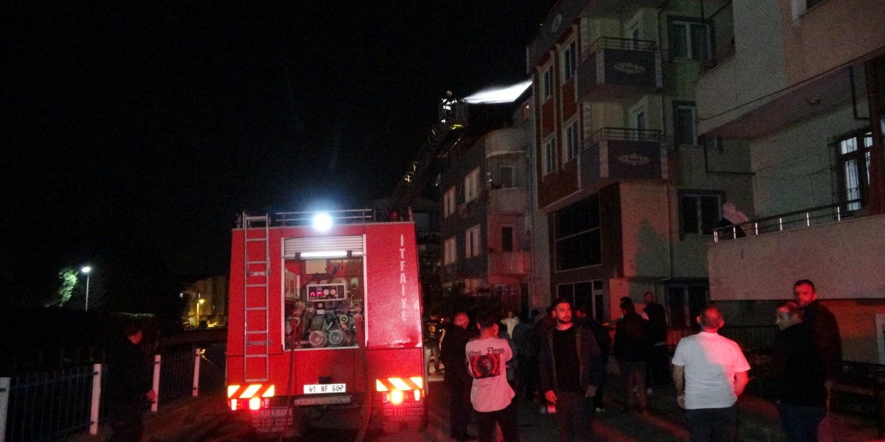 Kocaeli'de 4 katlı apartmanın çatısını alevler sardı