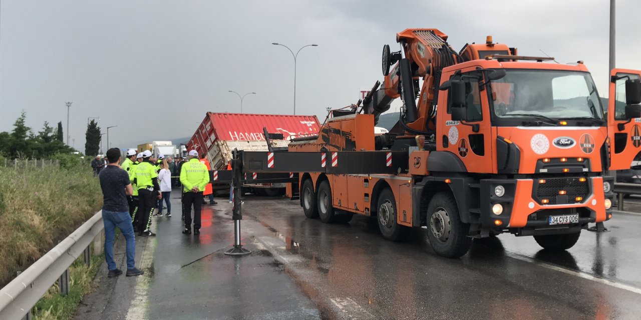 TEM'de tır makaslayınca trafik durdu, araçlar kontak kapattı