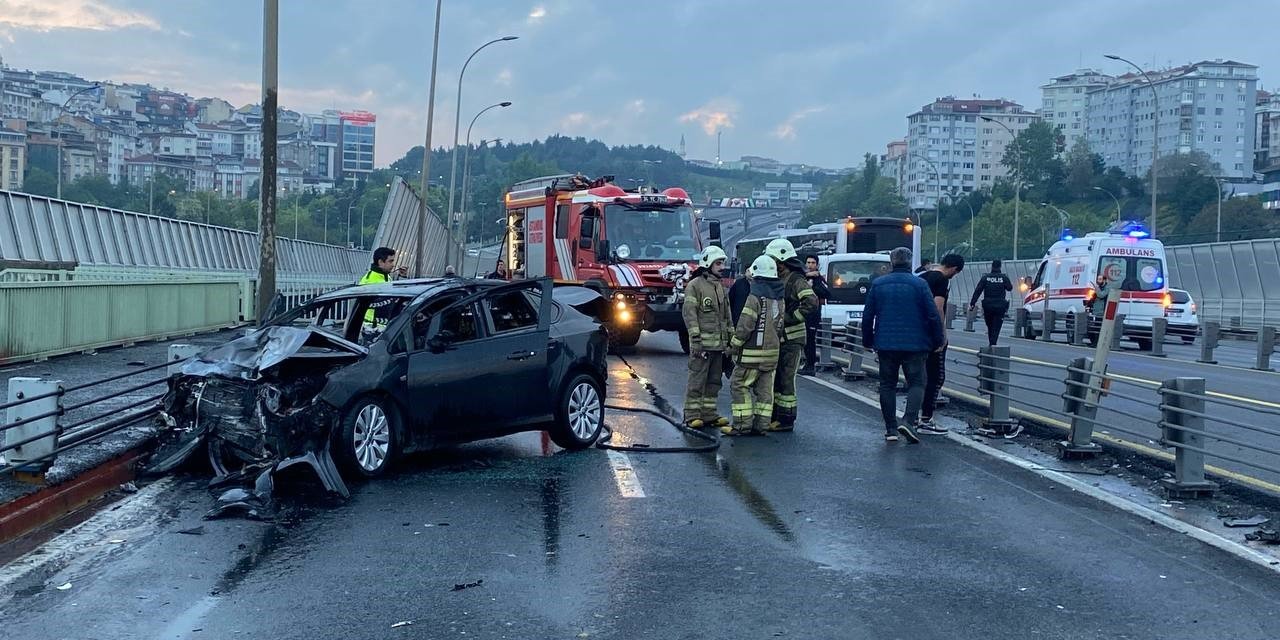 Haliç Köprüsü'nde bariyerlere çarpan araç alev alev yandı