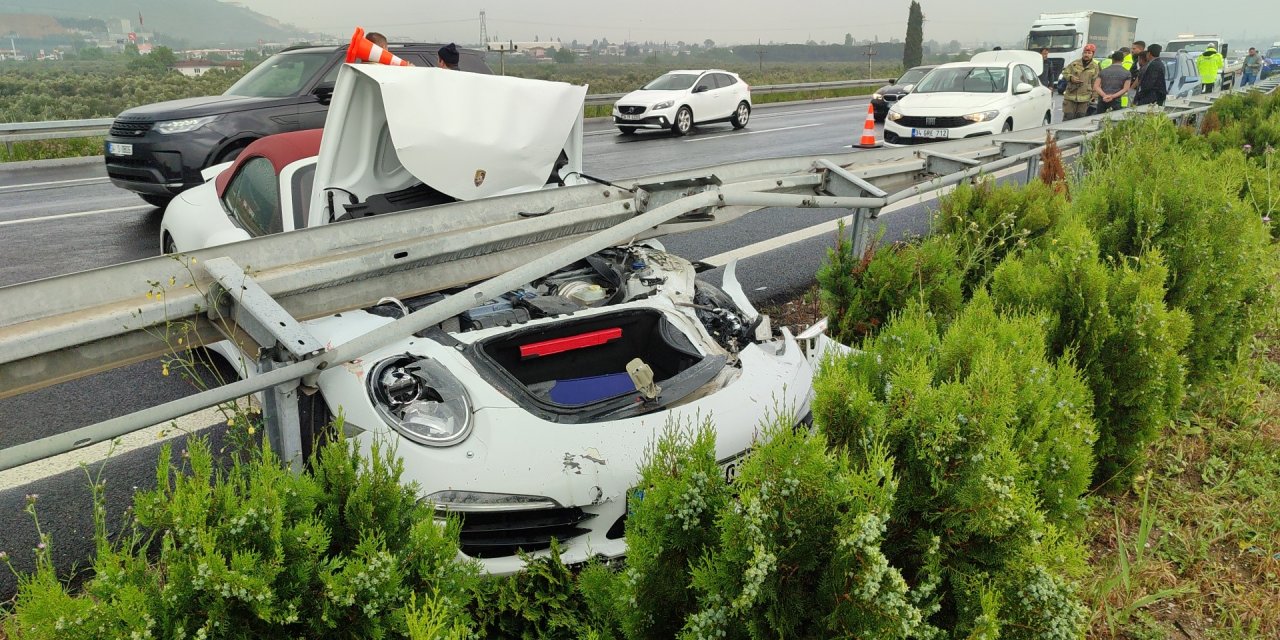 Otomobil bariyerlere girdi, kazaya duran araca başka bir otomobil çarptı: 3 yaralı