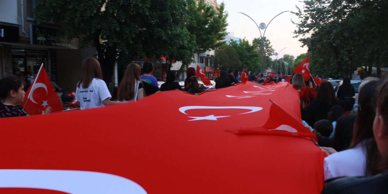 Kırklareli’nde gençlik yürüyüşünde metrelerce bayrak açıldı