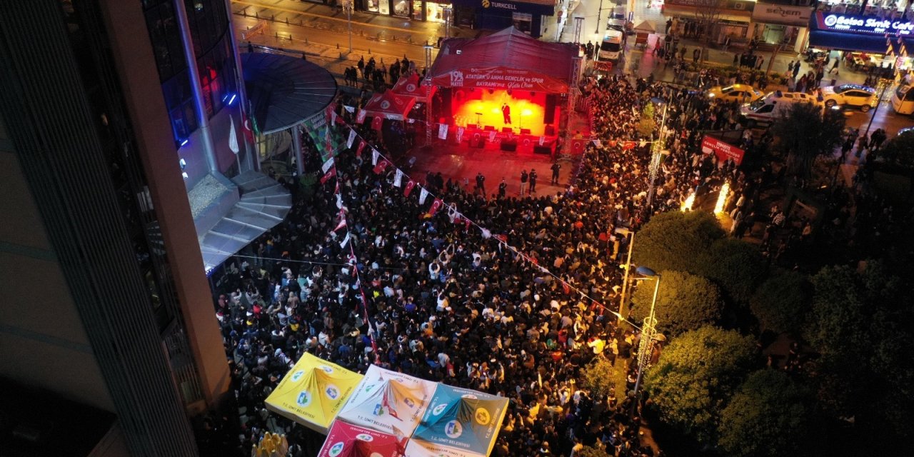 Binlerce genç 19 Mayıs coşkusuyla belediye meydanında buluştu
