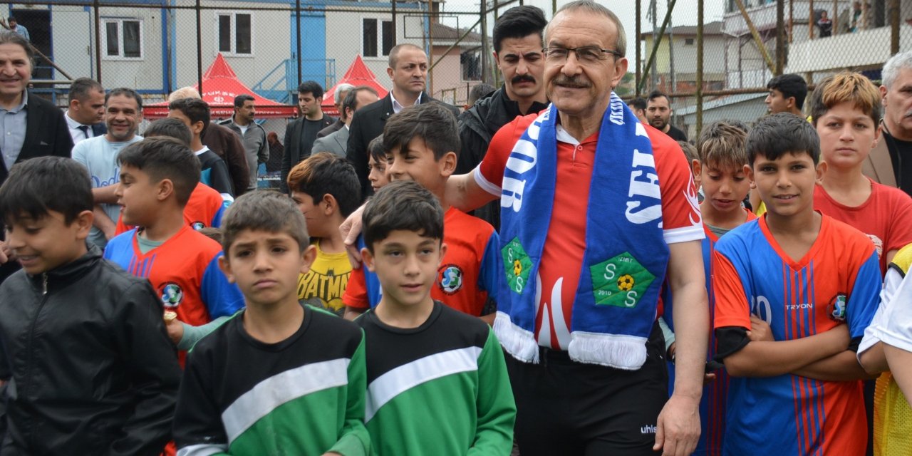 60 eşofman, 60 forma, 8 futbol topunu vali kendi elleriyle dağıttı