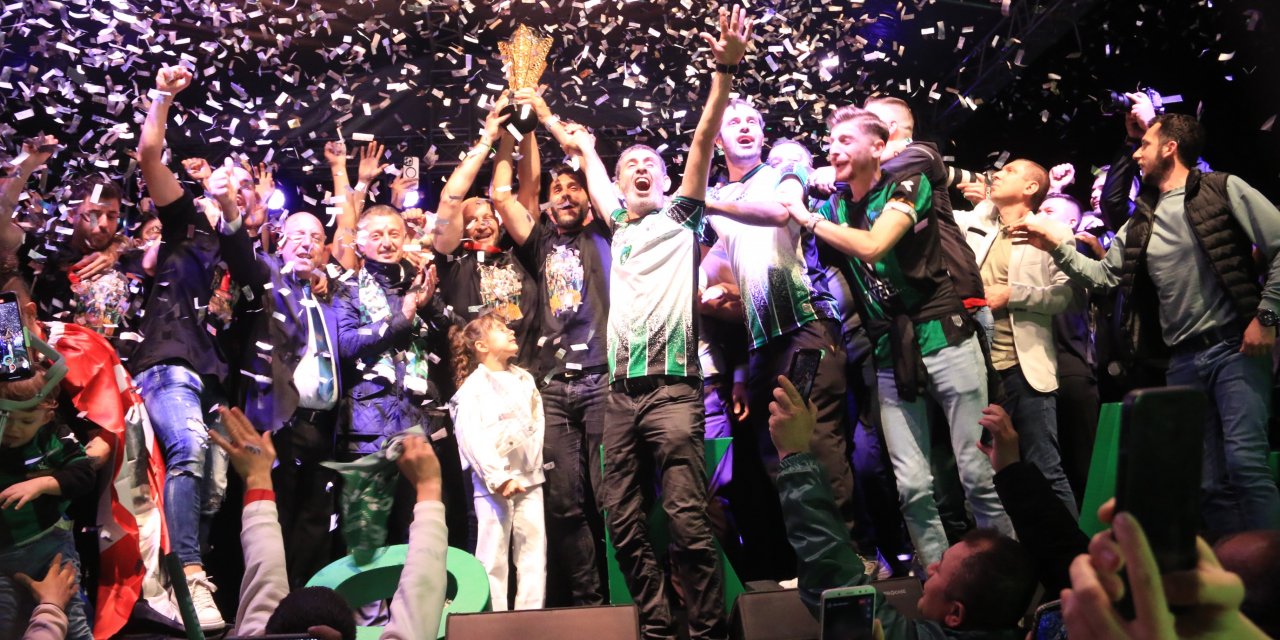 Kocaelispor şampiyonluğu coşkuyla kutladı