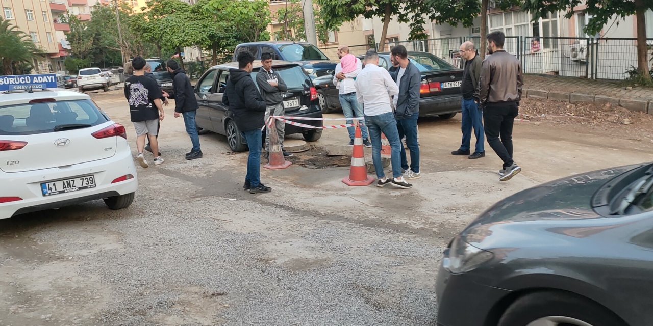 Rögar kapağına takılan otomobilin hava yastıkları patladı: 2 kişi yaralandı