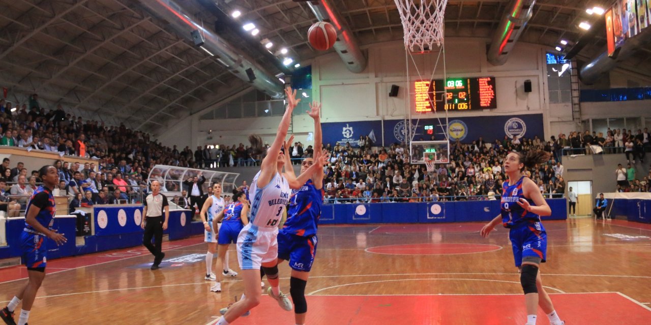 İzmit Belediyespor Süper Lig’e yükseldi