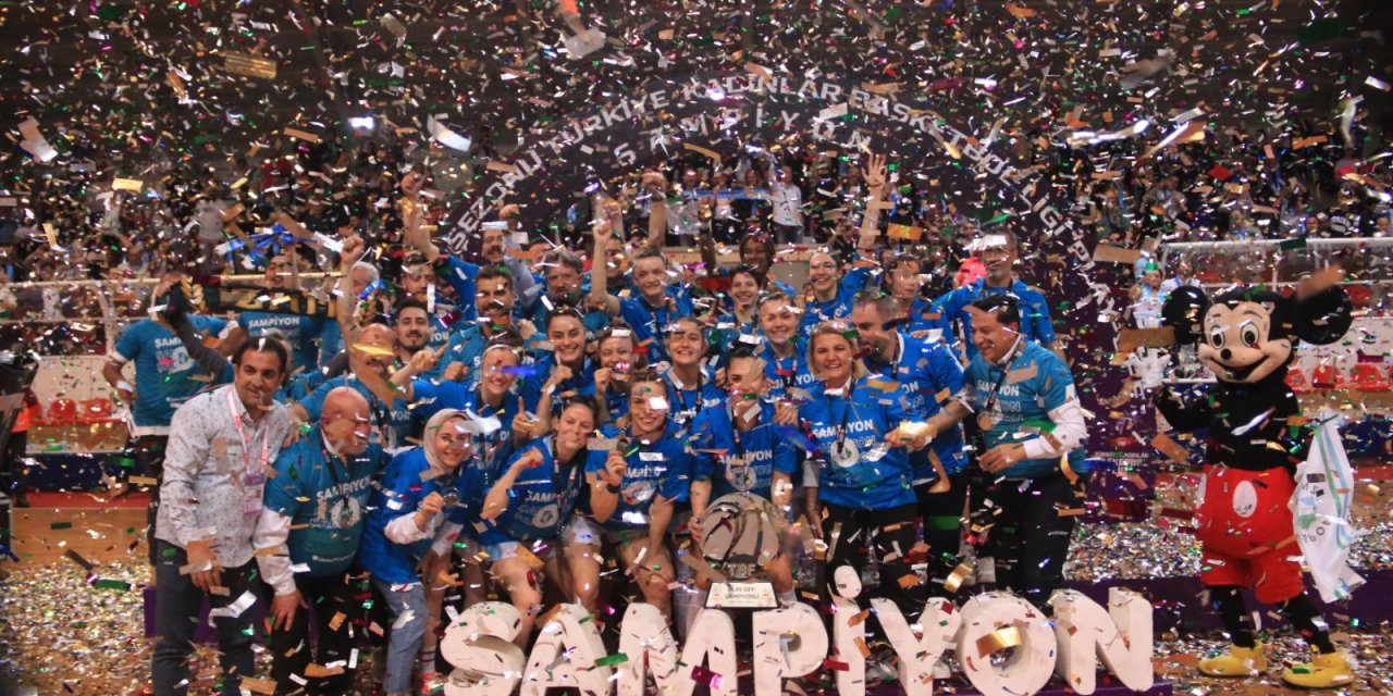 İzmit Belediyespor kupayı kaldırdı