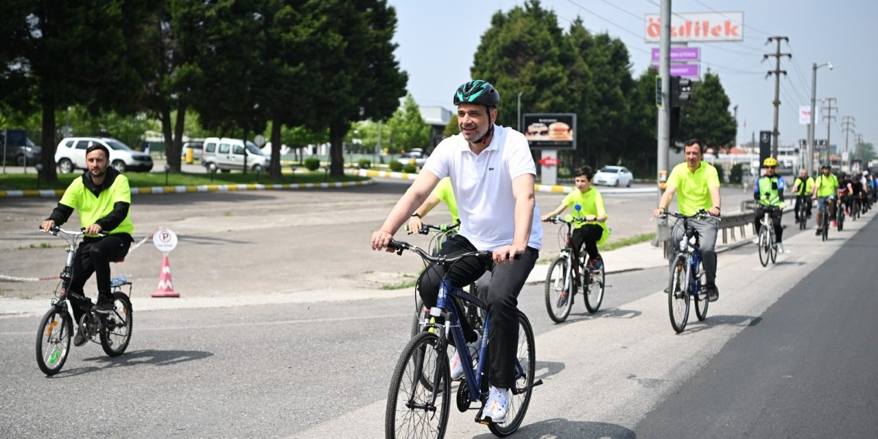 Gençlerle bisiklet turuna katıldı