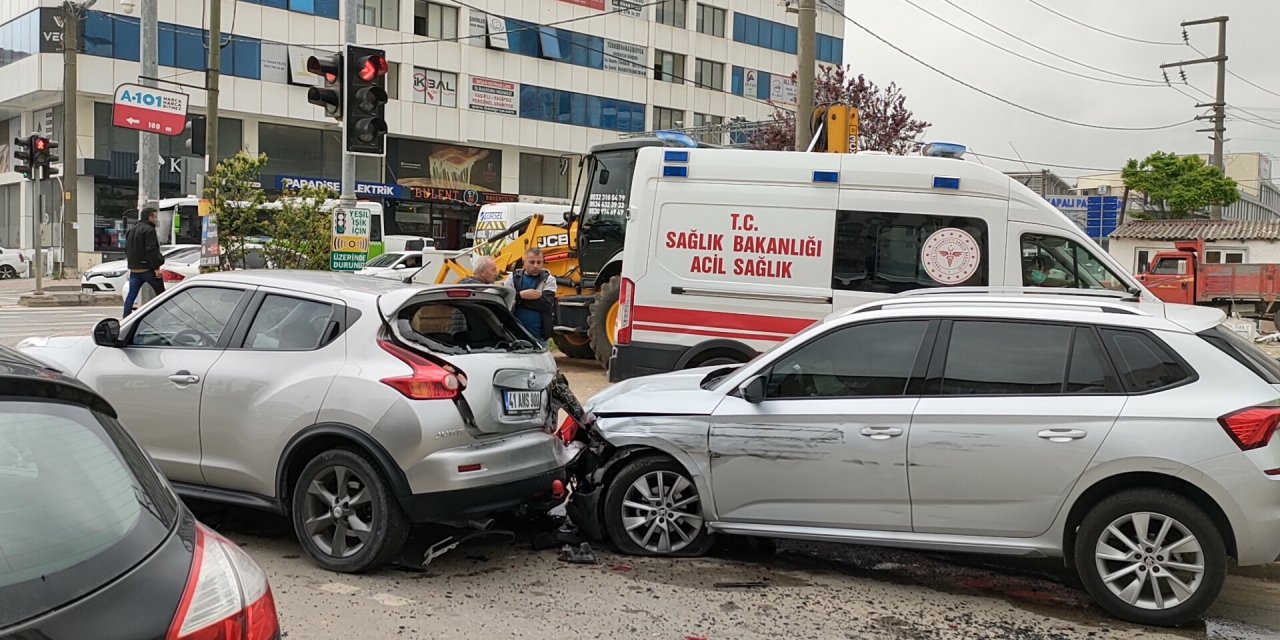 Kırmızı ışıkta bekleyen araca çarptı