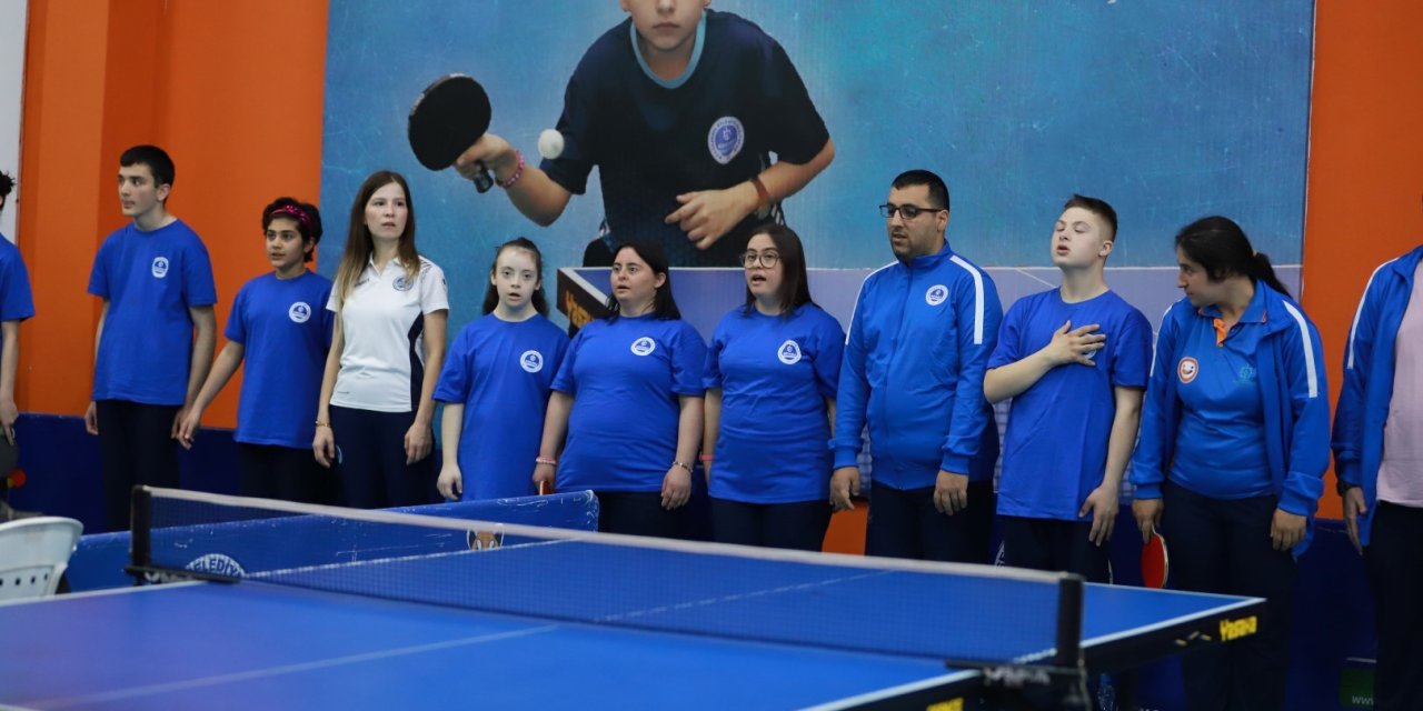 Özel sporcuların masa tenisi turnuvası