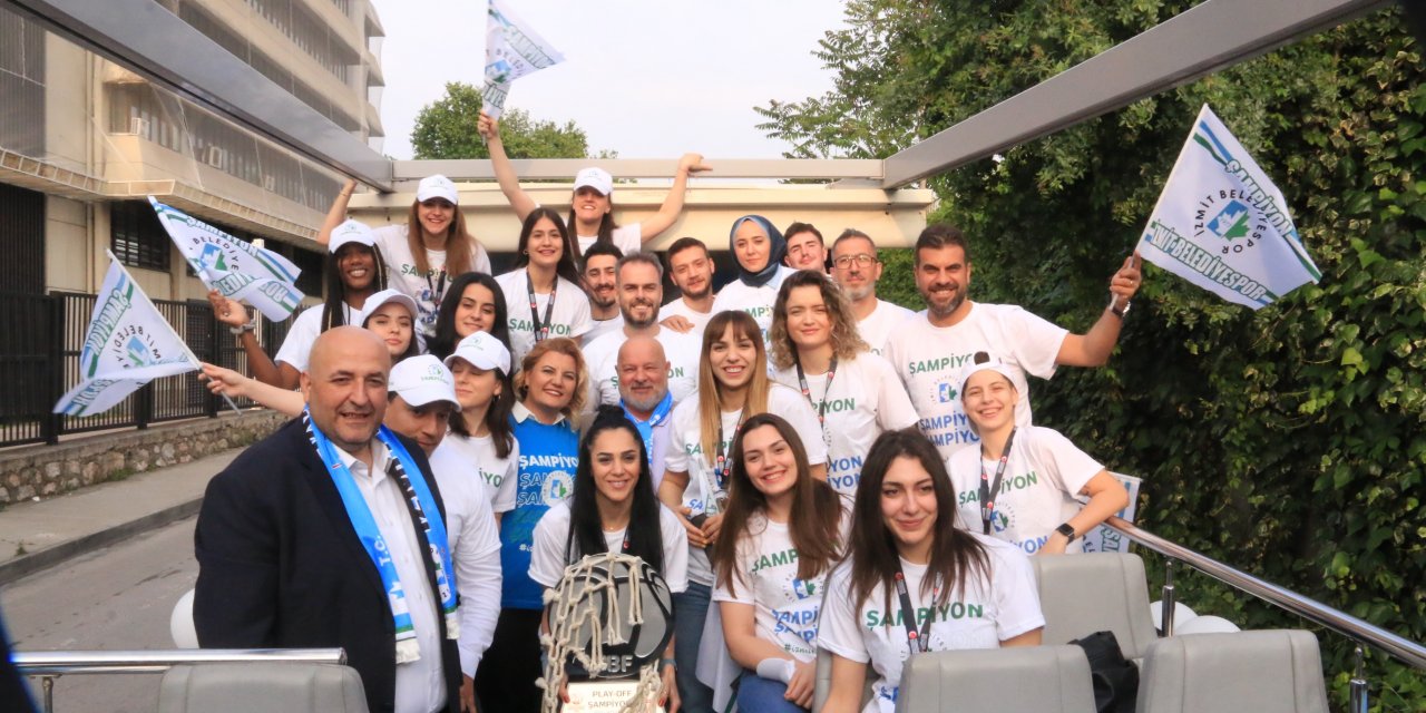 İzmit Belediyespor şampiyonluğu kutladı