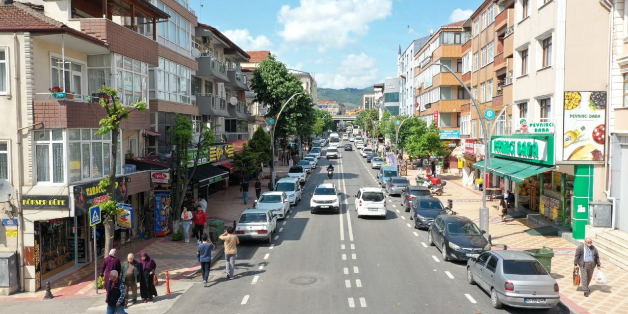 Asfaltlanan caddelerin yol çizgileri çekildi