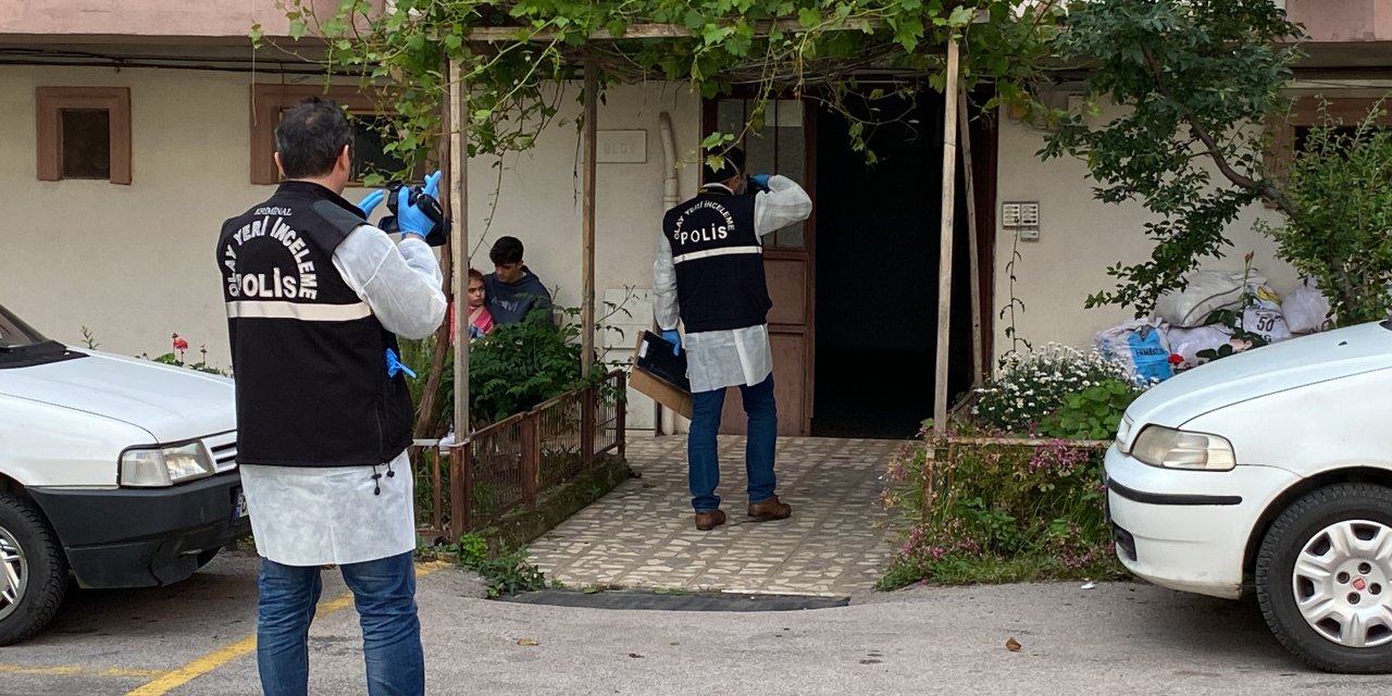 Kötü koku ihbarına gelen polis cesetle karşılaştı