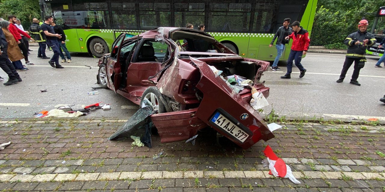 Belediye otobüsü ile çarpışan otomobil paramparça oldu