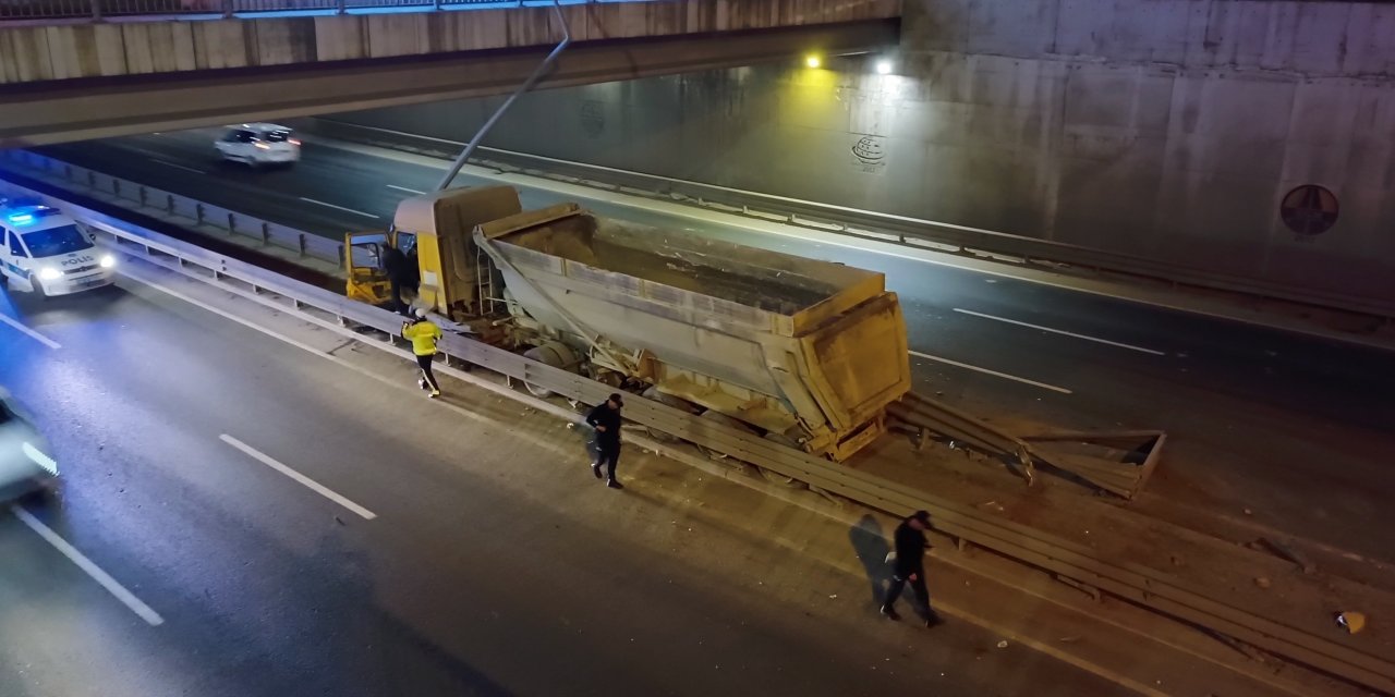 Lastiği patlayan kamyon, tünel girişinde refüje çıktı