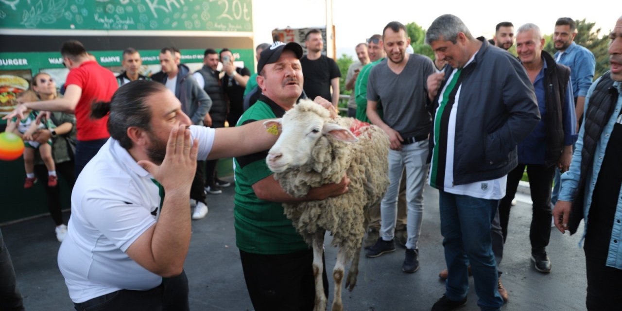 Ellerinde koyunla Başkan Engin Koyun'u istifaya çağırdılar!