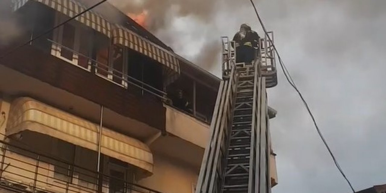 Çatıda yangın çıktı mahalleli sokağa döküldü