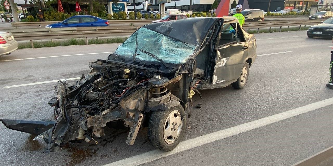 Paramparça olan otomobilden ucuz kurtuldu