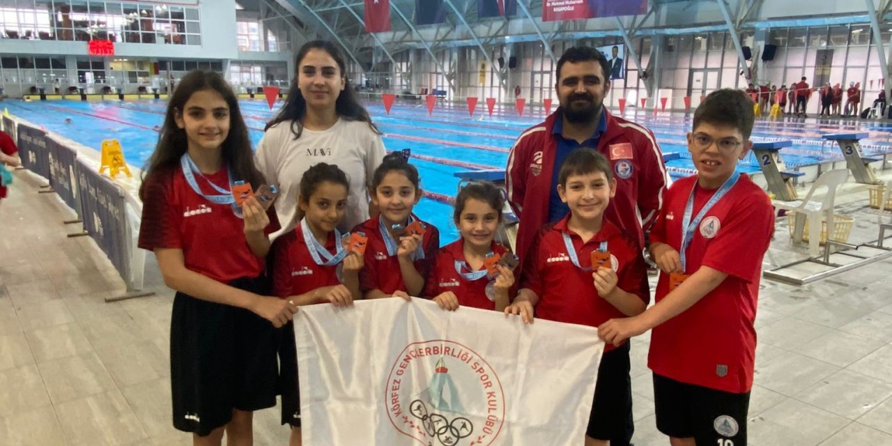 Yüzücüler havuzdan 10 madalya çıkardı