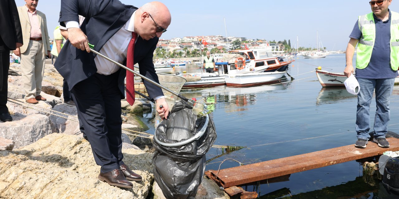 Öğrencilerle birlikte denizi temizledi