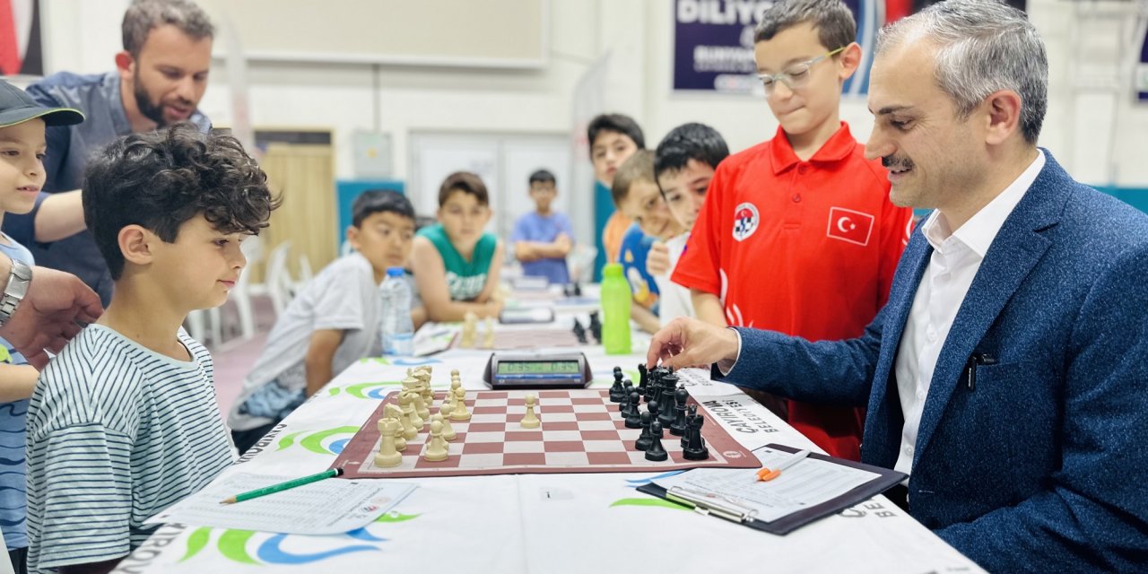Sporcular satranç turnuvasında ter döküyor