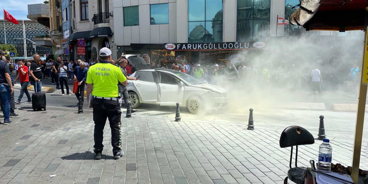 Taksim Meydanı'nda seyir halindeki araç bir anda alev aldı