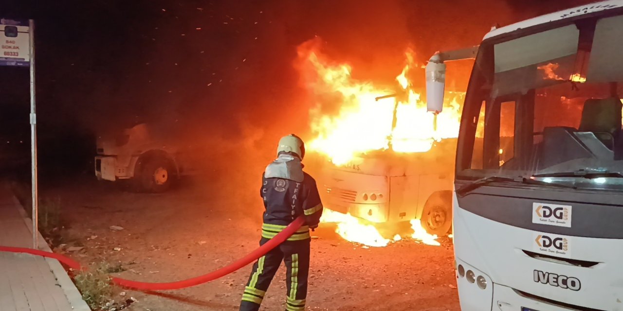 Park halindeki servis midibüsü alev topuna döndü