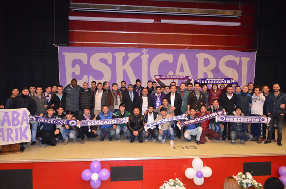 KENDİLERİ DEĞİL ÇELENKLERİ GELDİ  TARAFTAR BUNU UNUTMAZ