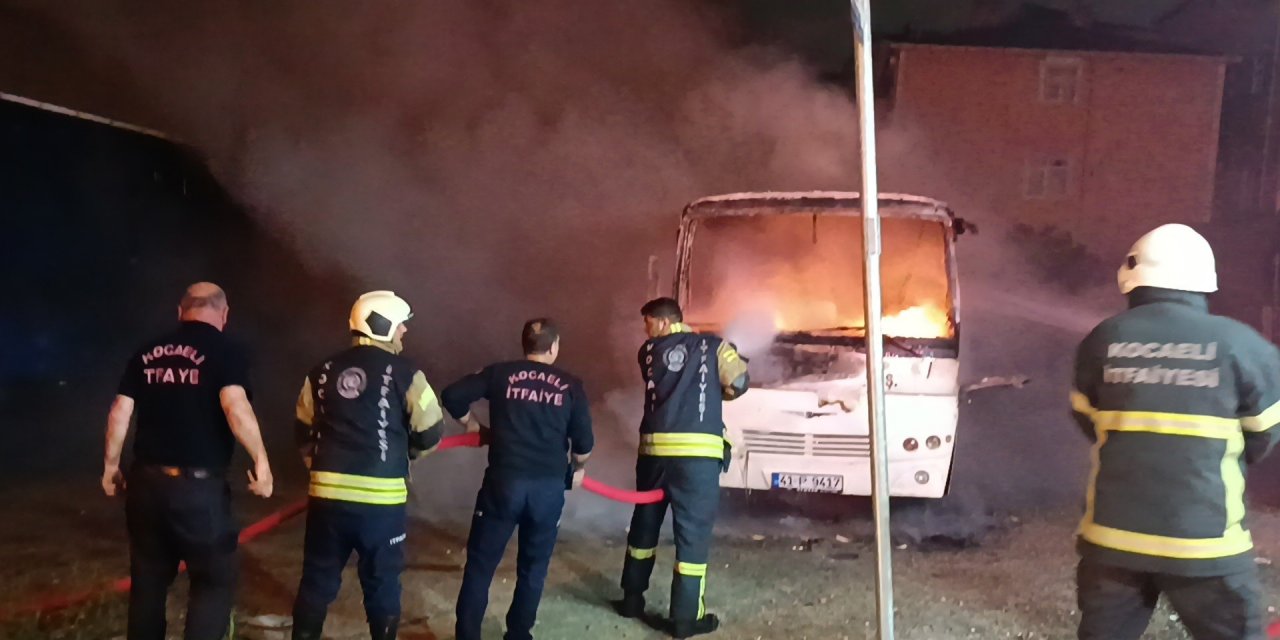 Park halindeki servis midibüsü yandı