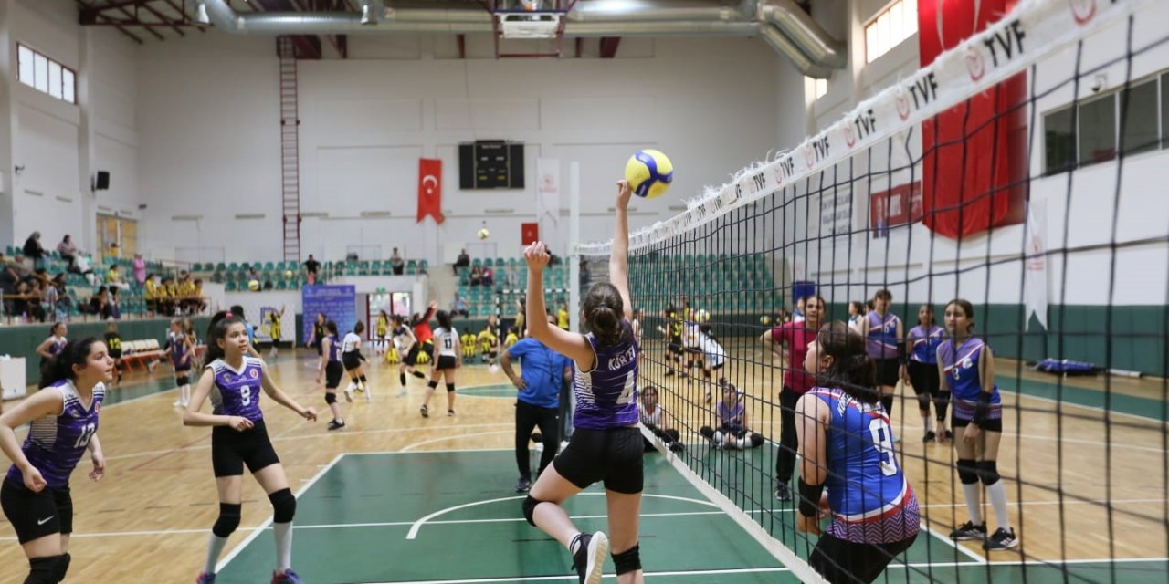Voleybol şenliği başladı