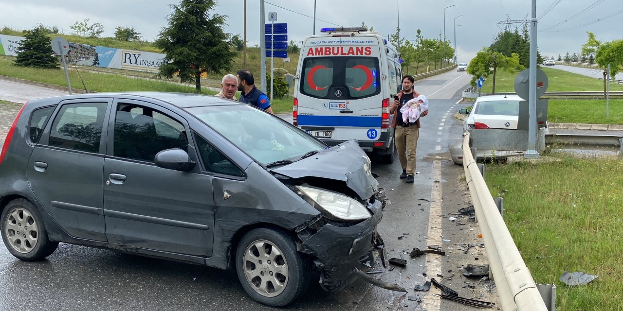 Kavşakta iki otomobil çarpıştı: 1’i bebek 3 yaralı