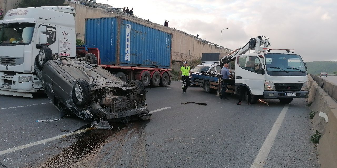 Mucize kurtuluş! Lastiği patlayan otomobil takla attı