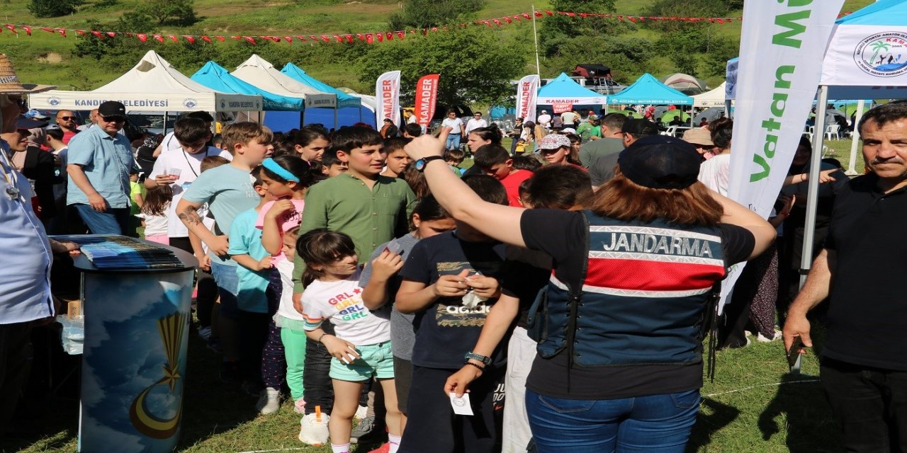 Kuruluş yıl dönümlerini çocuklarla kutladılar