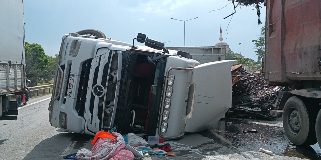 Devrilen Tır trafiği kapattı