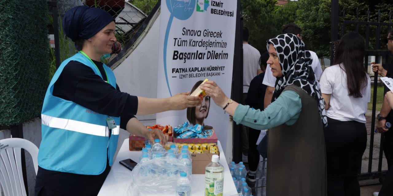 İzmit Belediyesi sınava giren gençleri yalnız bırakmadı