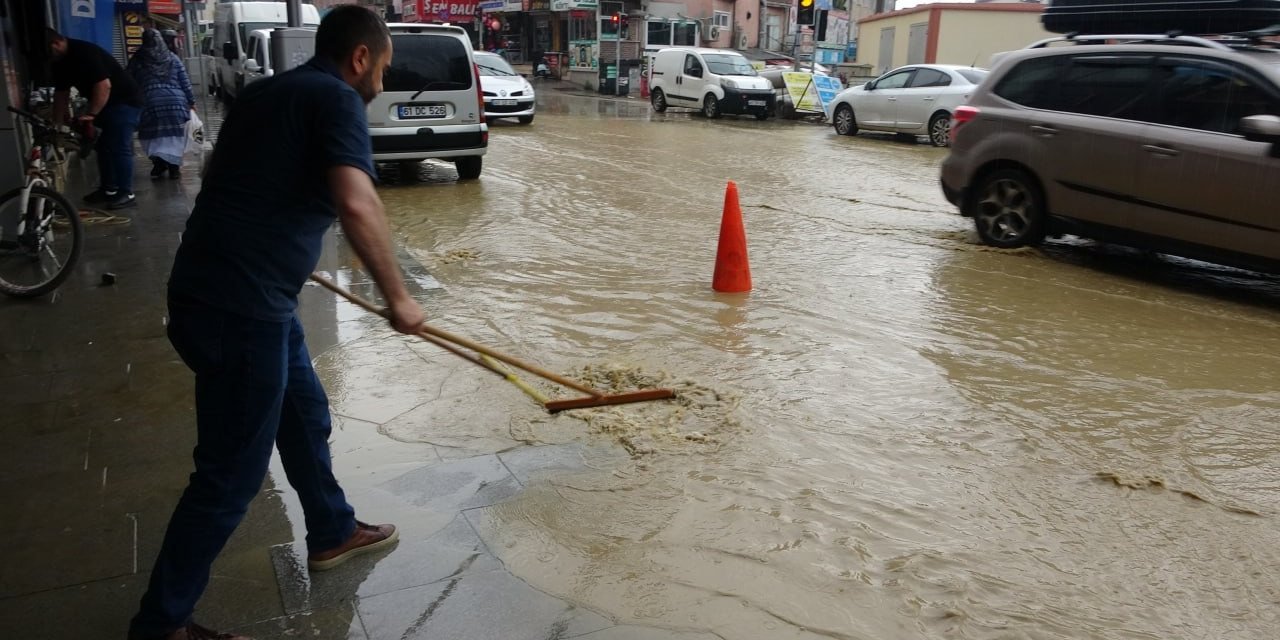 Kocaeli’de yağmur caddeleri göle çevirdi