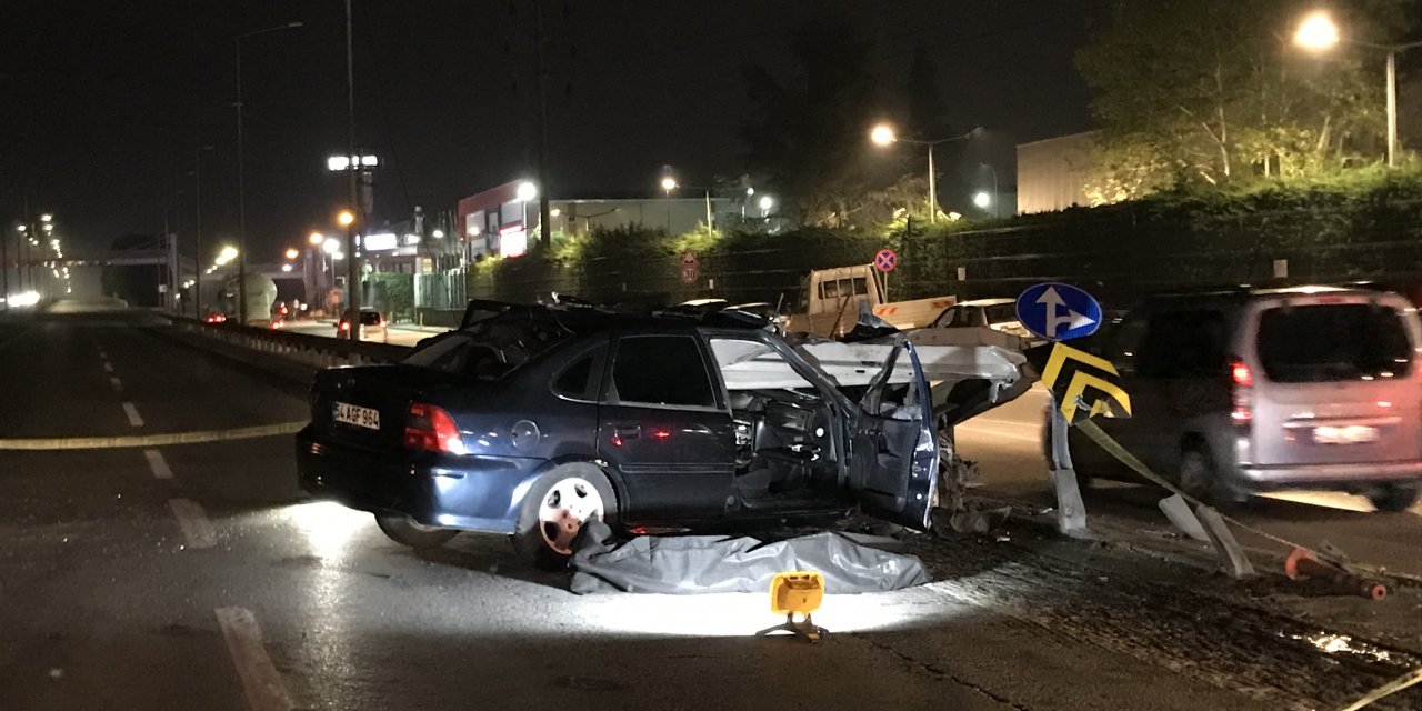 Otomobil, bariyerlere ok gibi saplandı: 1 ölü, 1 yaralı