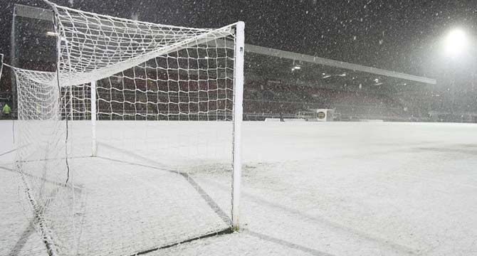 FUTBOLA DA KAR TATİLİ