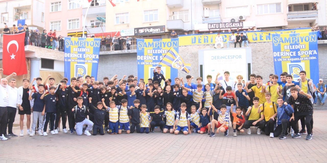 Belediye Derincespor, şampiyonluğu kent merkezinde kutladı