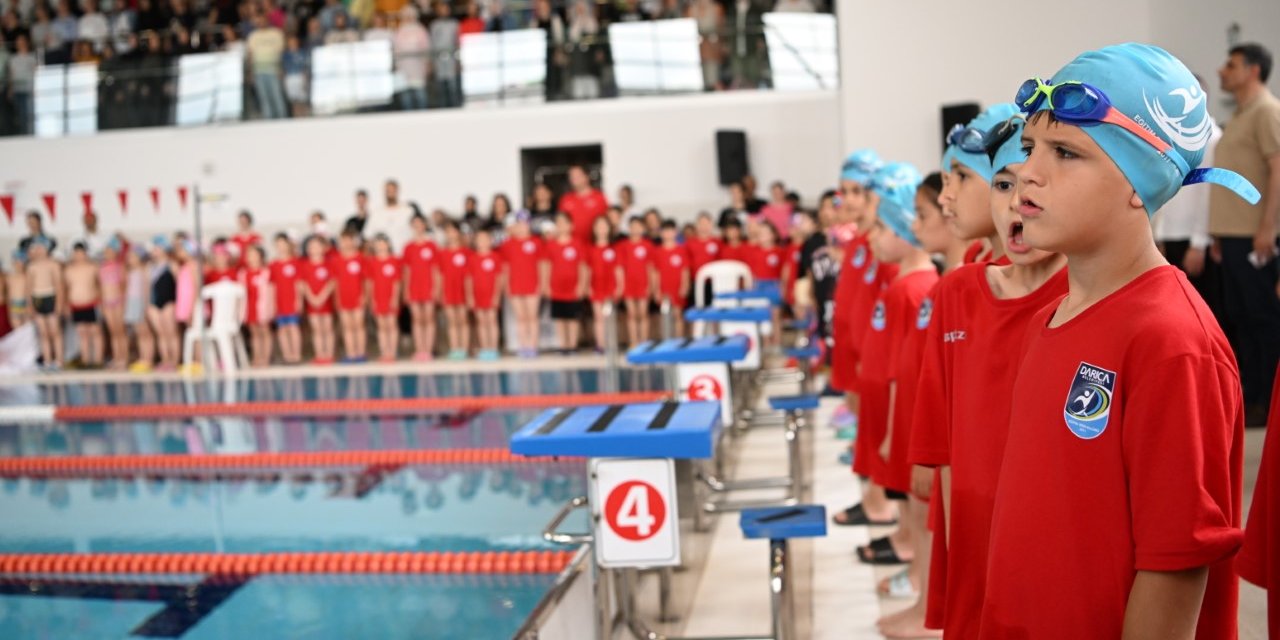 KARTEPE’DE 245 MİNİK YÜZÜCÜ MÜCADELE ETTİ