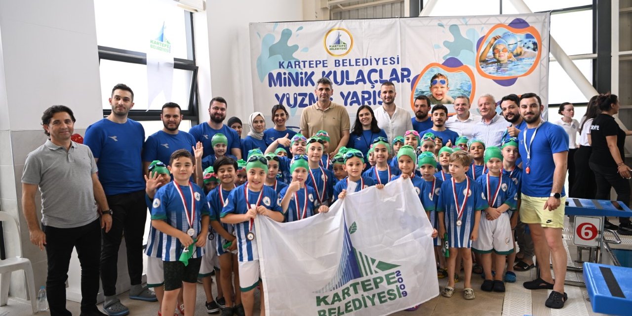 245 minik yüzücü yarıştı