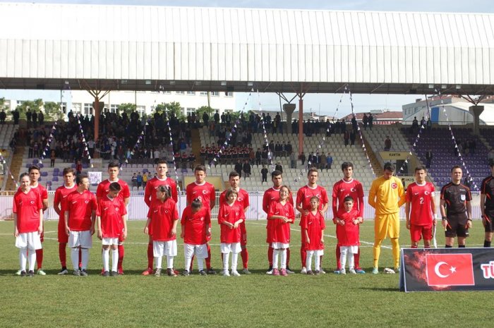 MİLLİ TAKIM PLAKAYI YAZDI: 4-1