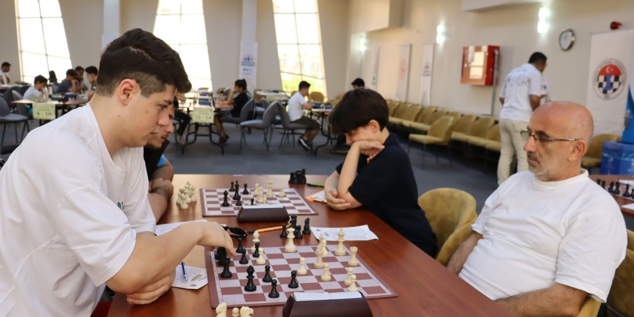 Satranç Turnuvasında kıyasıya mücadele