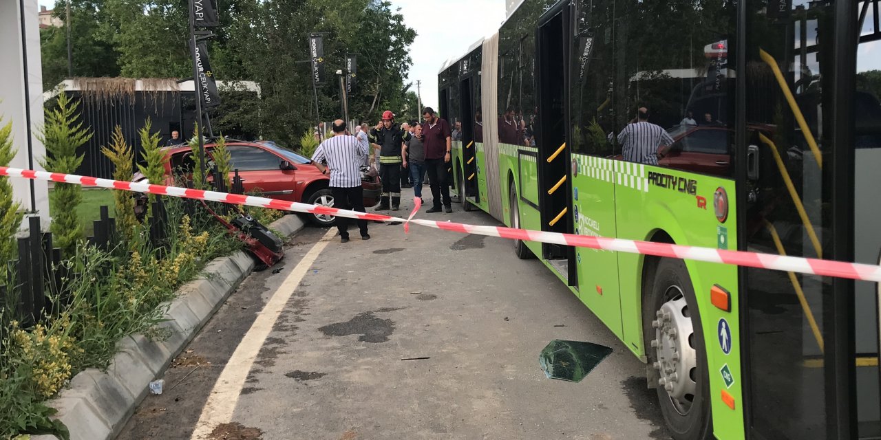 Otobüse çarpan otomobildeki 3 kişi hayatını kaybetti