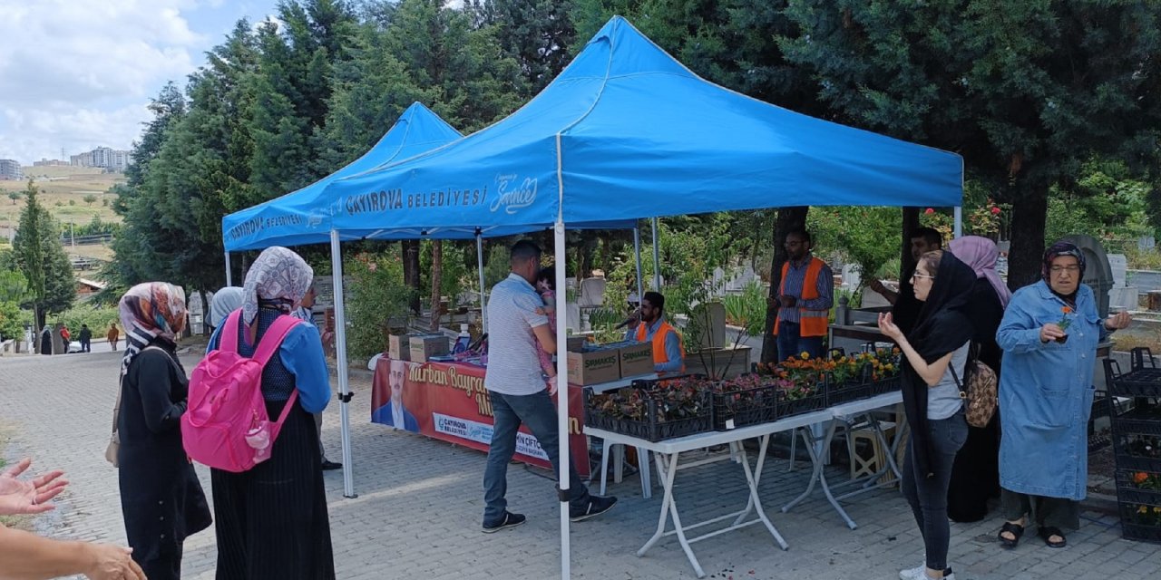 Kabir ziyareti yapanlara çiçek dağıtıldı