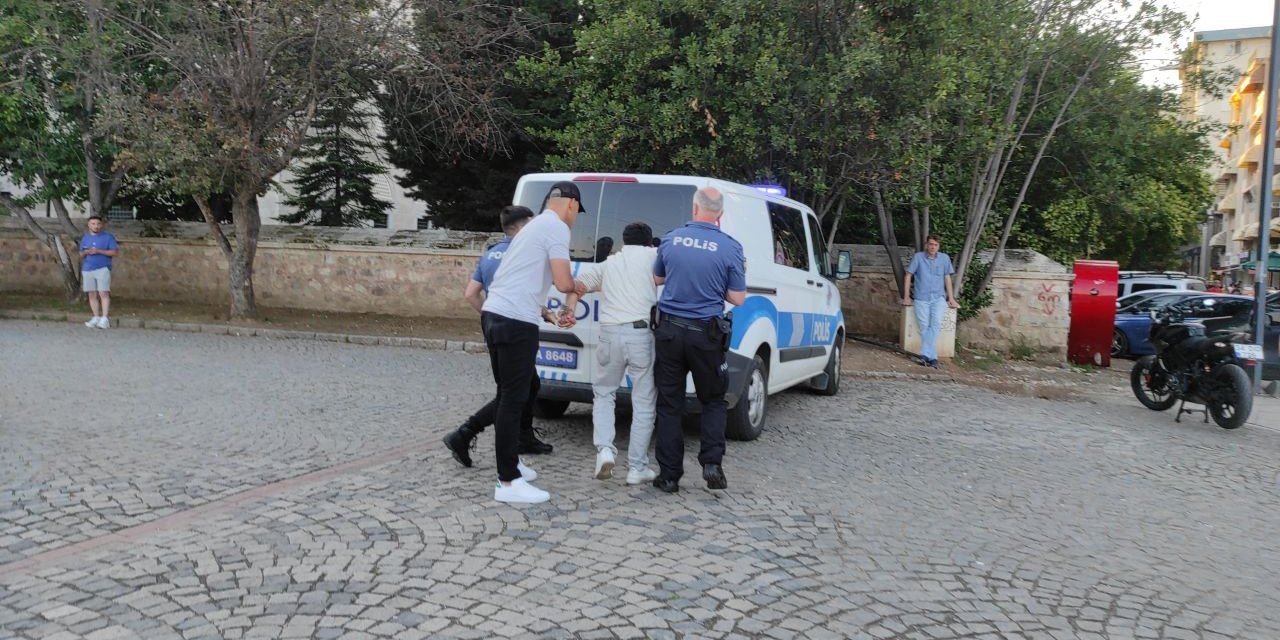 Kavgaya karışan şahıs, güvenlik görevlisine saldırdı