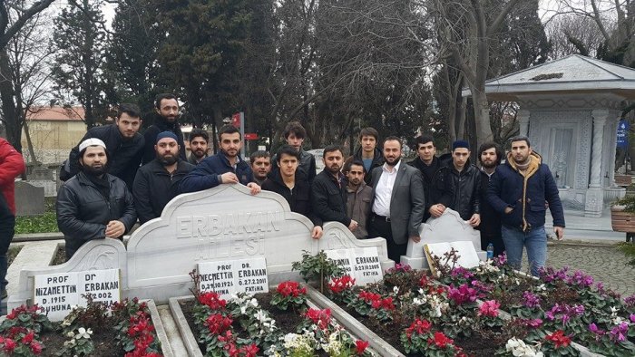 Gebze Gençliği Erbakan’ın kabrini ziyaret etti